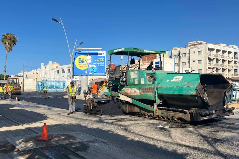 شرعت الجماعة الترابية لمدينة النّاظور، في عملية إصلاح و”تزفيت” مجموعة من الشوارع الرئيسية بالمدينة، في إطار مشروع حددت تكلفته المالية في 4 مليارات و500 مليون سنتيم.  وهذا المشروع من شأنه تحسين البنية التحتية لمدينة النّاظور، على اعتبار أن الشوارع شرايين نابضة وتشهد حركات مرور مستمرة من قبل العربات، لذلك تحظى بالأولوية في عملية الإصلاح من طرف المجلس الجماعي.   وقد تمكنت جماعة الناظور من توفير الميزانية الكافية لهذا المشروع الهام الذي طال انتظاره من قِبل الساكنة.   وسيغطي المشروع، وفق مبدأ الأولوية، الشوارع الرئيسية وسط مدينة الناظور، باعتبارها تشهد حركة مرور مكثفة، فيما ستتم تغطية باقي الشوارع بعد إصلاح و”تزفيت” جميع شوارع الناظور في مدة 6 أشهر.